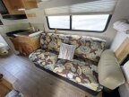 Thumbnail Photo 4 for 2002 Winnebago Vista