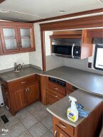 Thumbnail Photo 3 for 2006 Winnebago Vectra