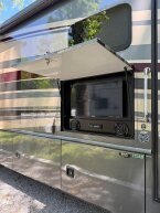 Thumbnail Photo 2 for 2017 Fleetwood Bounder 36H