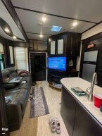 Thumbnail Photo 3 for 2017 JAYCO Seismic