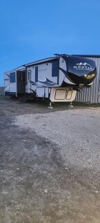 Thumbnail Photo 1 for 2017 Keystone Montana High Country 381TH for Sale by Owner