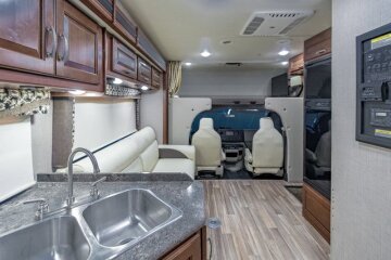 2017 Thor Outlaw 29H