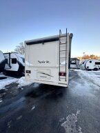 Thumbnail Photo 3 for 2017 Winnebago Spirit 31D