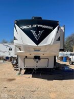 Thumbnail Photo 2 for 2018 Dutchmen Voltage