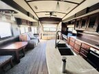 Thumbnail Photo 3 for 2018 JAYCO Pinnacle