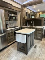 Thumbnail Photo 2 for 2018 Keystone Montana 3731FL