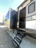Thumbnail Photo 5 for 2018 Keystone Montana