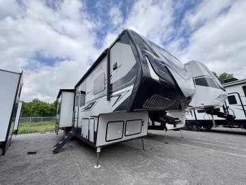 2018 Keystone Raptor