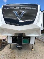 Thumbnail Photo 4 for 2019 Dutchmen Voltage
