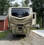 Thumbnail Photo 3 for 2019 Keystone Montana 3811MS