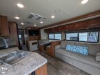 Thumbnail Photo 3 for 2019 Winnebago Vista 32YE