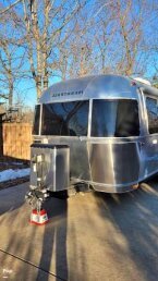 Thumbnail Photo 2 for 2021 Airstream Flying Cloud