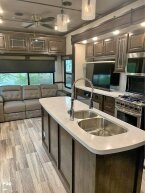 Thumbnail Photo 3 for 2021 Dutchmen Yukon
