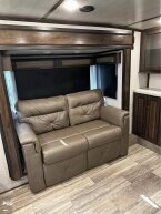 Thumbnail Photo 6 for 2021 Dutchmen Yukon