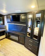 Thumbnail Photo 3 for 2021 JAYCO Pinnacle 36SSWS