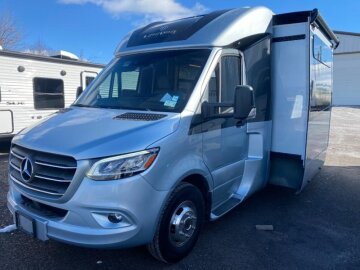 2021 Leisure Travel Vans Unity