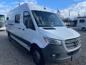 2022 Winnebago Adventure Wagon 70SE