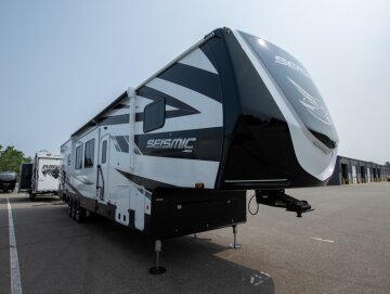 2024 JAYCO Seismic