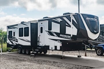 2024 JAYCO Seismic 3815
