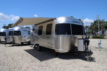 New 2025 Airstream Caravel