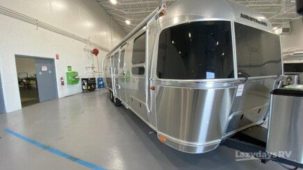 Photo 1 for New 2025 Airstream Flying Cloud