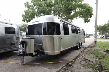 New 2025 Airstream Flying Cloud