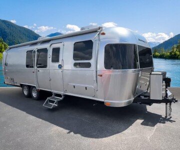 New 2025 Airstream Flying Cloud