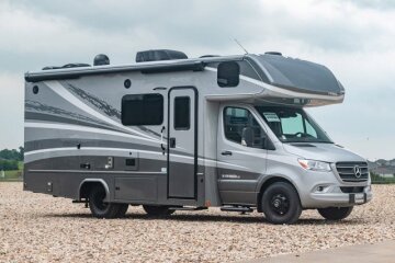 New 2025 Dynamax Isata 24FW