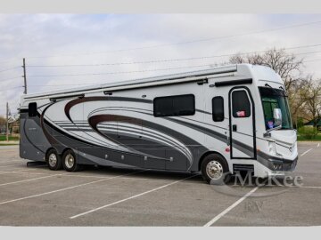 New 2025 Fleetwood Discovery 44S