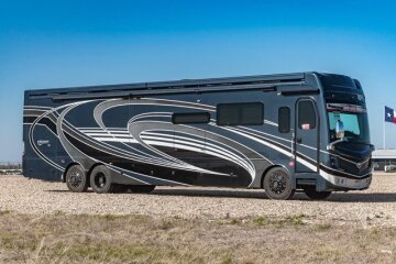 New 2025 Fleetwood Discovery 44B