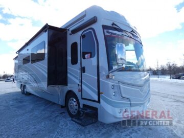 New 2025 Fleetwood Discovery 44B