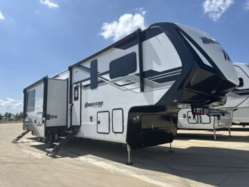 New 2025 Grand Design Momentum
