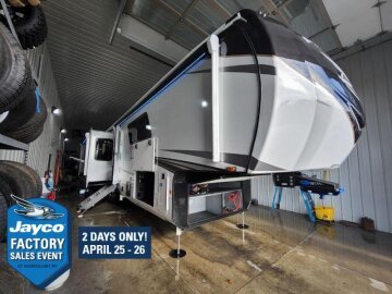 New 2025 JAYCO Pinnacle