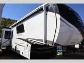 New 2025 JAYCO Pinnacle