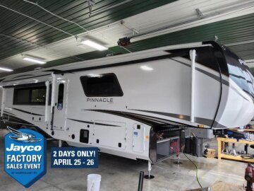 New 2025 JAYCO Pinnacle