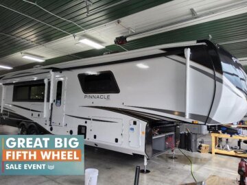 New 2025 JAYCO Pinnacle