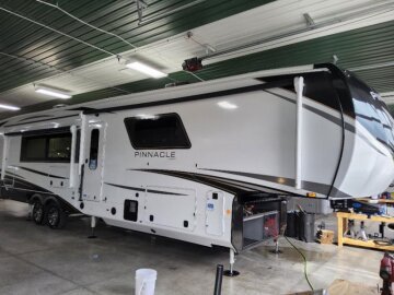 New 2025 JAYCO Pinnacle