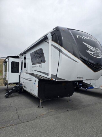 New 2025 JAYCO Pinnacle