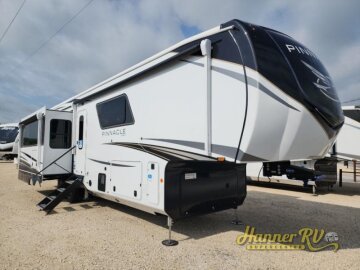 New 2025 JAYCO Pinnacle