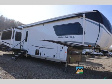 New 2025 JAYCO Pinnacle