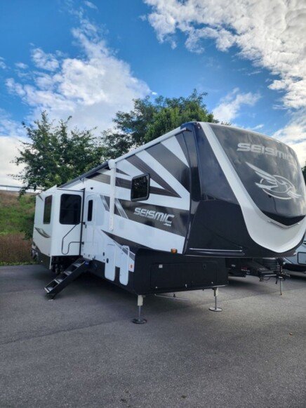 Photo 1 for New 2025 JAYCO Seismic