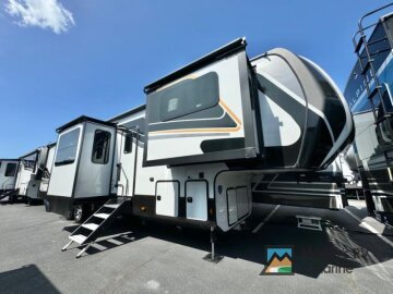 New 2025 Keystone Alpine 3700FL