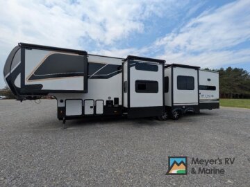 New 2025 Keystone Avalanche
