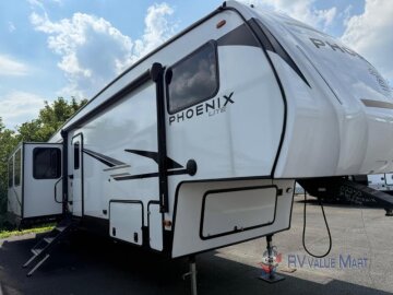 New 2025 Shasta Phoenix