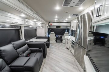 New 2026 Holiday Rambler Vacationer 33C