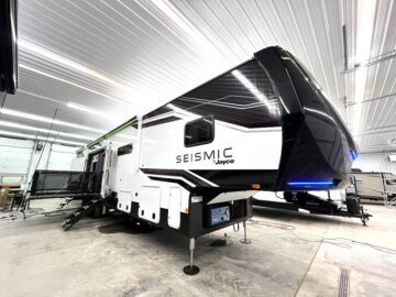 New 2026 JAYCO Seismic 413