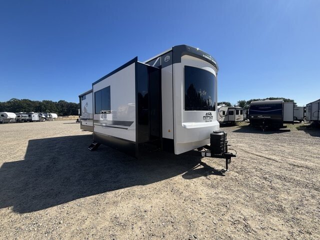 New 2027 Forest River Cedar Creek 40CMK