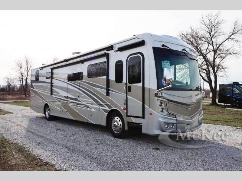 New 2025 Fleetwood Discovery 38W