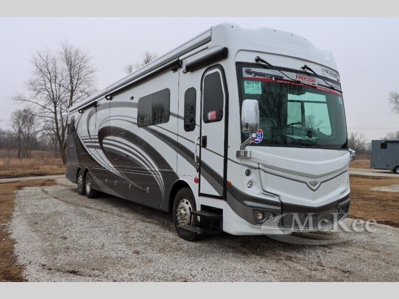 New 2025 Fleetwood Discovery 44S